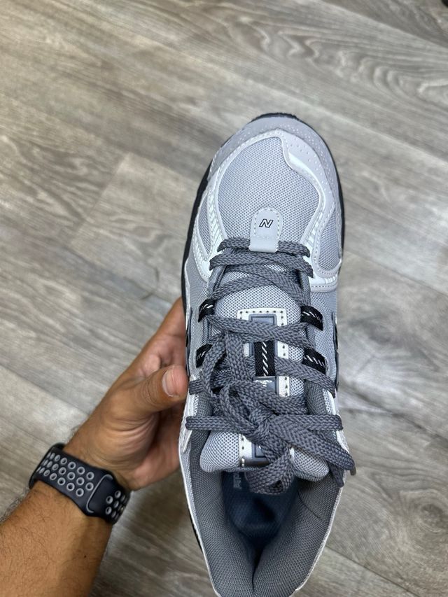 New Balance 1906R - Gris y Negro