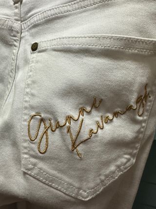 Pantalón vaquero roto