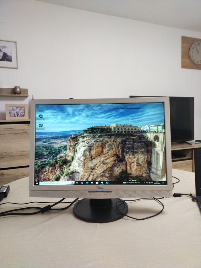 Torre PC + monitor sobremesa