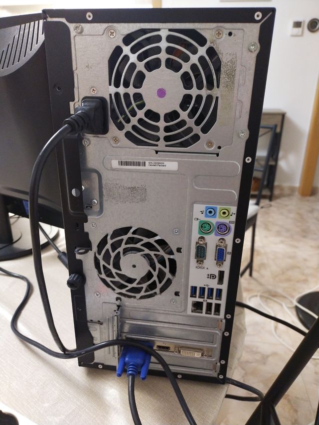 Torre PC + monitor sobremesa