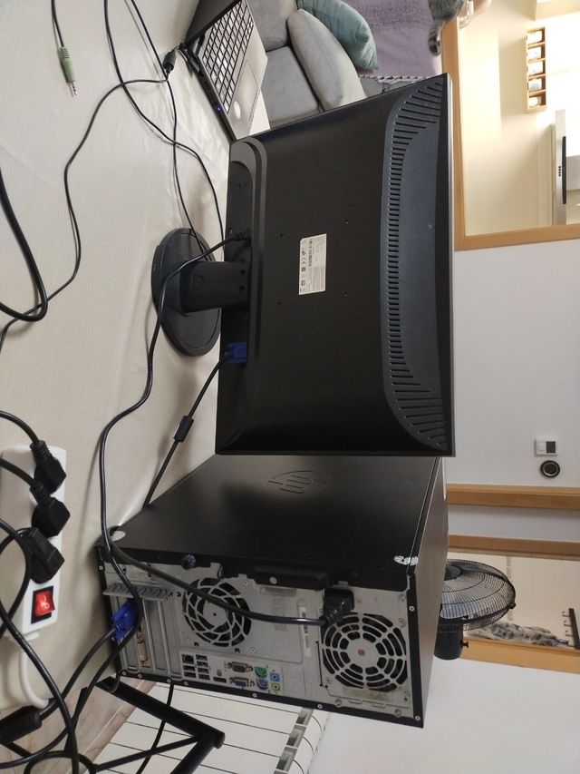 Torre PC + monitor sobremesa