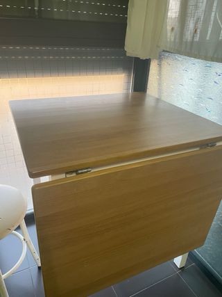 Mesa plegable blanca y madera