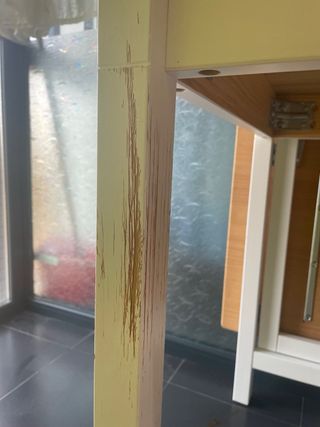 Mesa plegable blanca y madera
