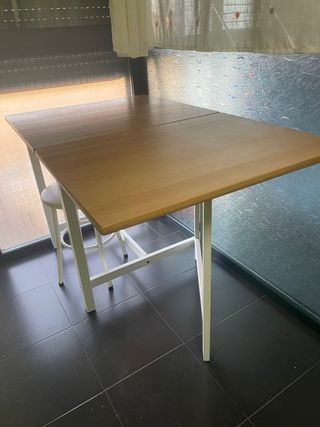 Mesa plegable blanca y madera