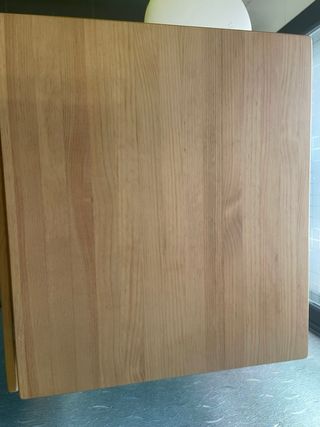 Mesa plegable blanca y madera