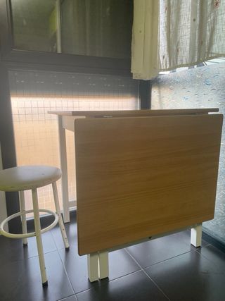 Mesa plegable blanca y madera