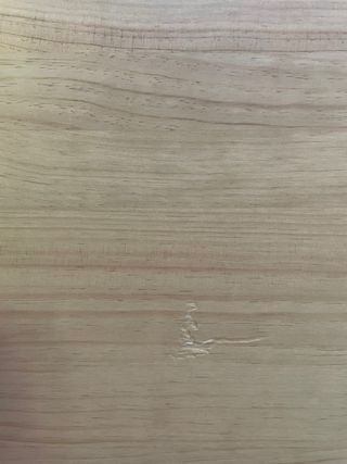 Mesa plegable blanca y madera