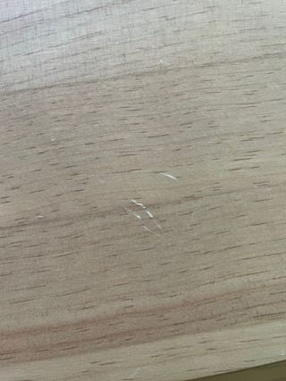 Mesa plegable blanca y madera