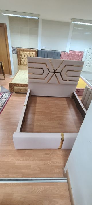 Cama terciopelo beige y dorada