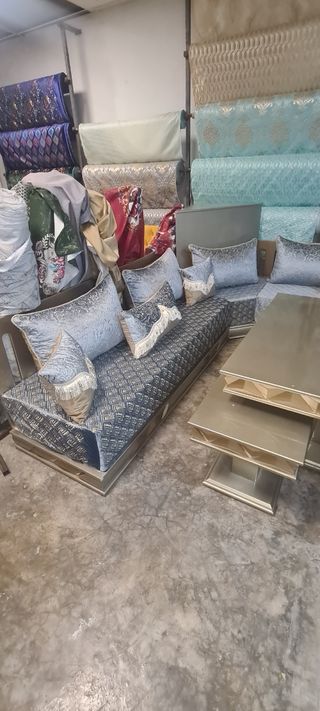 Sofá marroquí azul y dorado