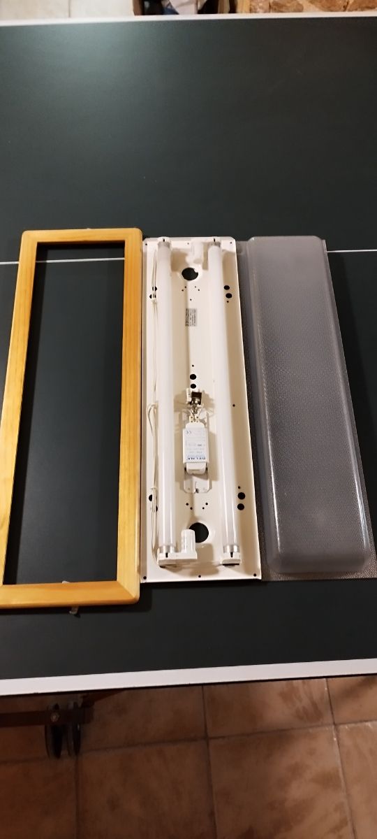 3 Pantallas de madera y metal prácticamente nuevas