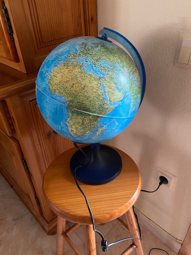 Globo terráqueo con luz