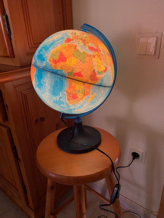 Globo terráqueo con luz
