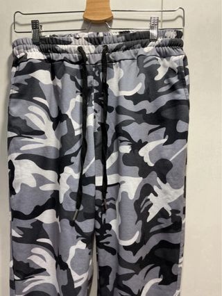 Pantalones chándal camuflaje gris