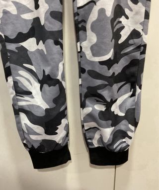 Pantalones chándal camuflaje gris