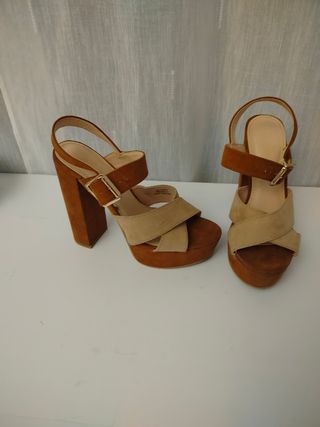 Sandalias tacón beige y marrón
