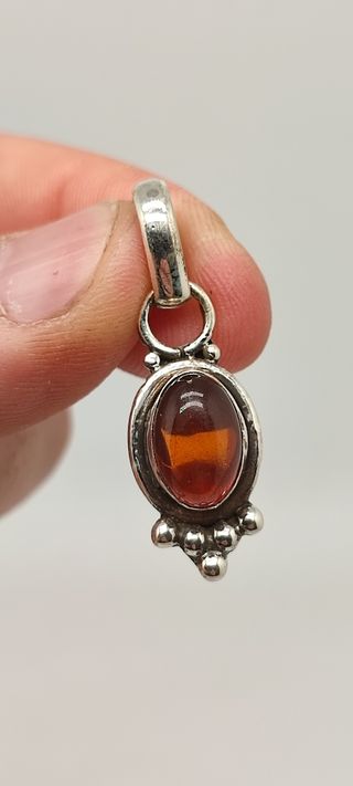 Colgante de plata y ámbar.