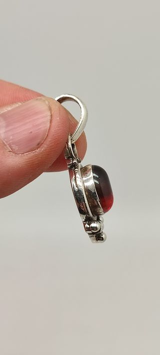 Colgante de plata y ámbar.