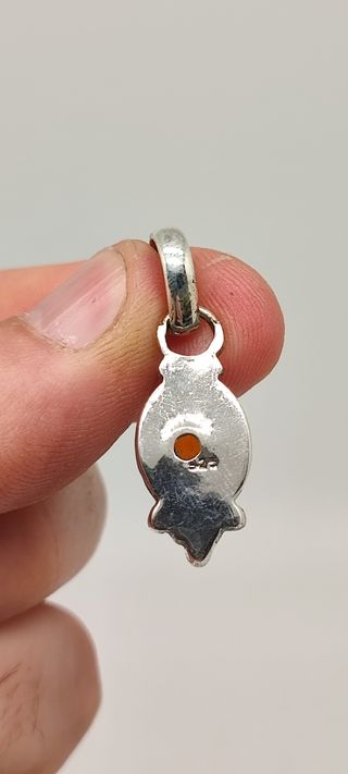 Colgante de plata y ámbar.