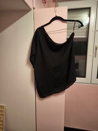 Blusa negra asimétrica