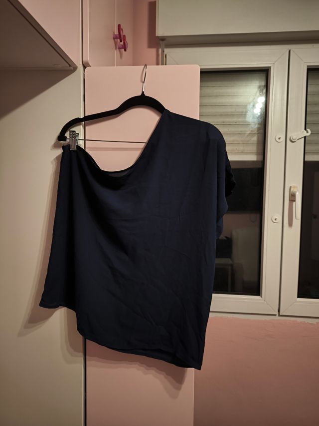 Blusa negra asimétrica