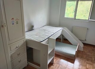 Cama infantil con tobogán + cama Montessori 