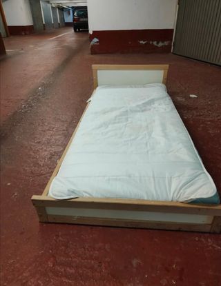Cama infantil con tobogán + cama Montessori 