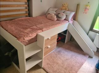 Cama infantil con tobogán + cama Montessori 