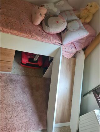 Cama infantil con tobogán + cama Montessori 
