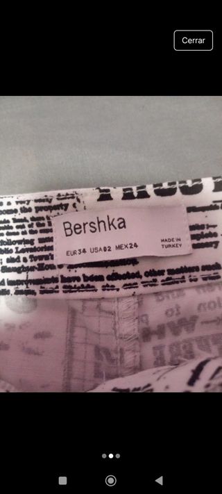 Pantalones Bershka talla 34 estampado periódico