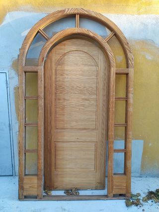 Puerta arqueada exterior madera