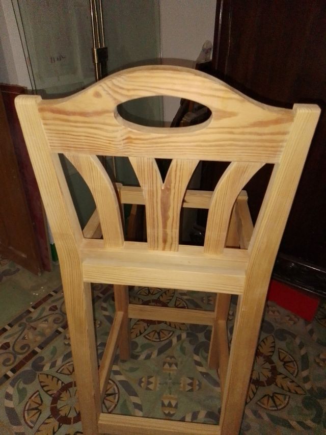 Dos taburetes altos .