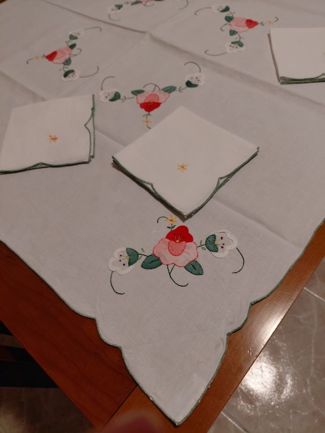 Mantel bordado vintage blanco y verde