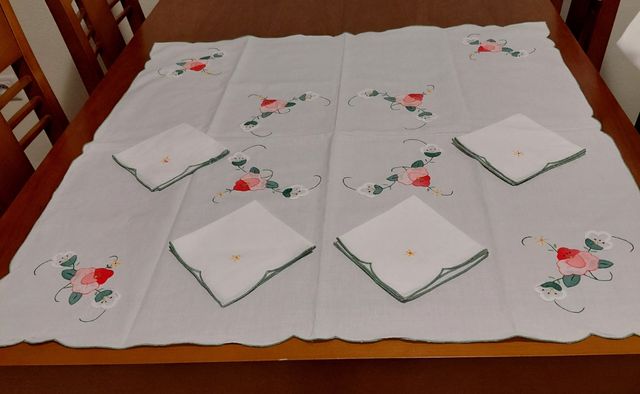 Mantel bordado vintage blanco y verde
