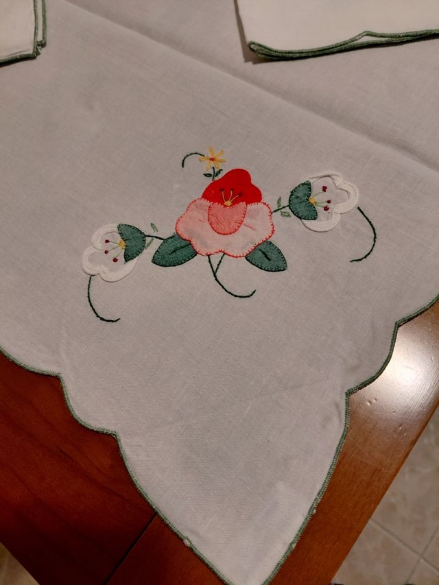 Mantel bordado vintage blanco y verde