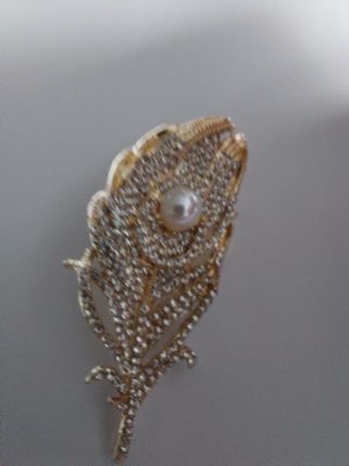 Broche pluma dorada con perla blanca joyas lujo 