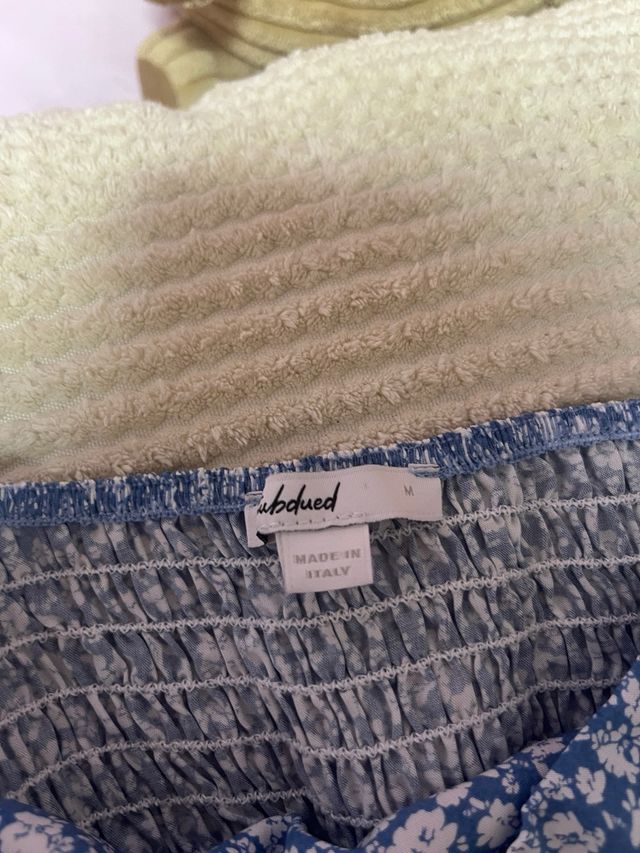 Vestido azul con flores blancas