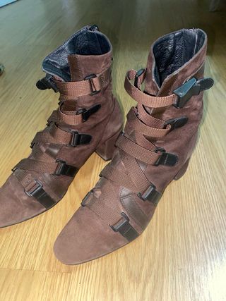 Botines Marrón Lola Cruz 