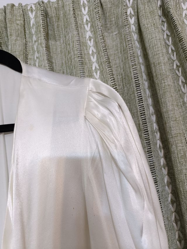 Blusa Satín Blanca-Péplum Manga Francesa