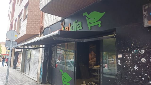 Mobili e mensole con bordi in legno