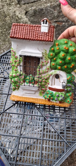 Casetta in coccio decorata