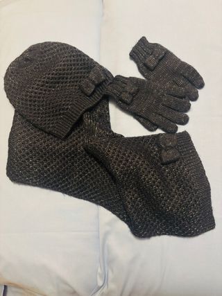 Gorro, bufanda y guantes marrones