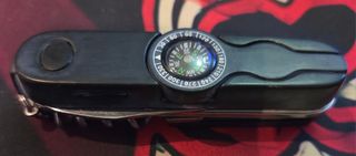 Multiherramienta con brújula y puntero láser