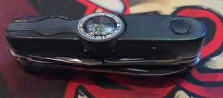 Multiherramienta con brújula y puntero láser