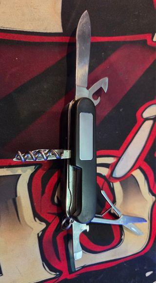 Multiherramienta con brújula y puntero láser