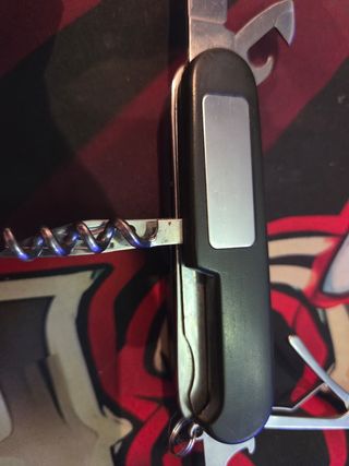 Multiherramienta con brújula y puntero láser