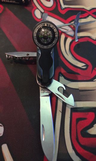 Multiherramienta con brújula y puntero láser