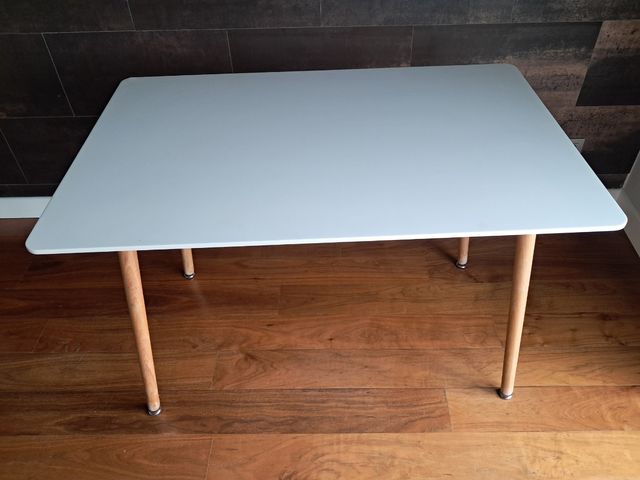 Mesa blanca - Patas madera