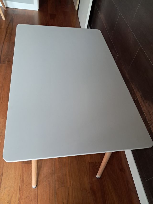 Mesa blanca - Patas madera