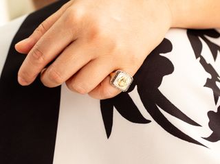 anillo oro 18k con piedra con circonita